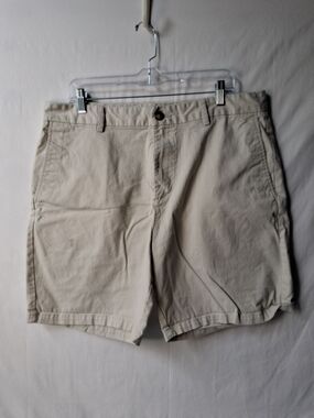 Old Navy Men's Flat Front Chino Shorts in Khaki